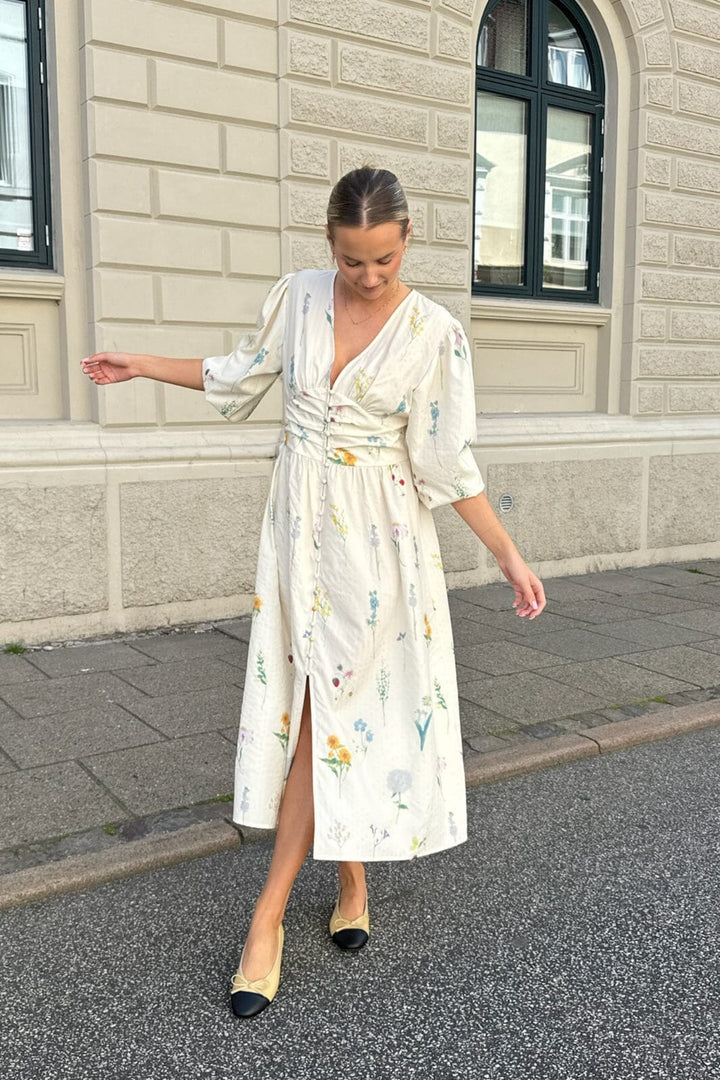 Forudbestilling - BYIC - Adelic Long Dress - owfp Off White Flower Print Kjoler