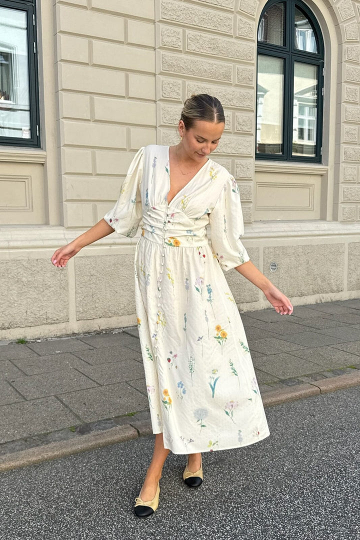 Forudbestilling - BYIC - Adelic Long Dress - owfp Off White Flower Print Kjoler