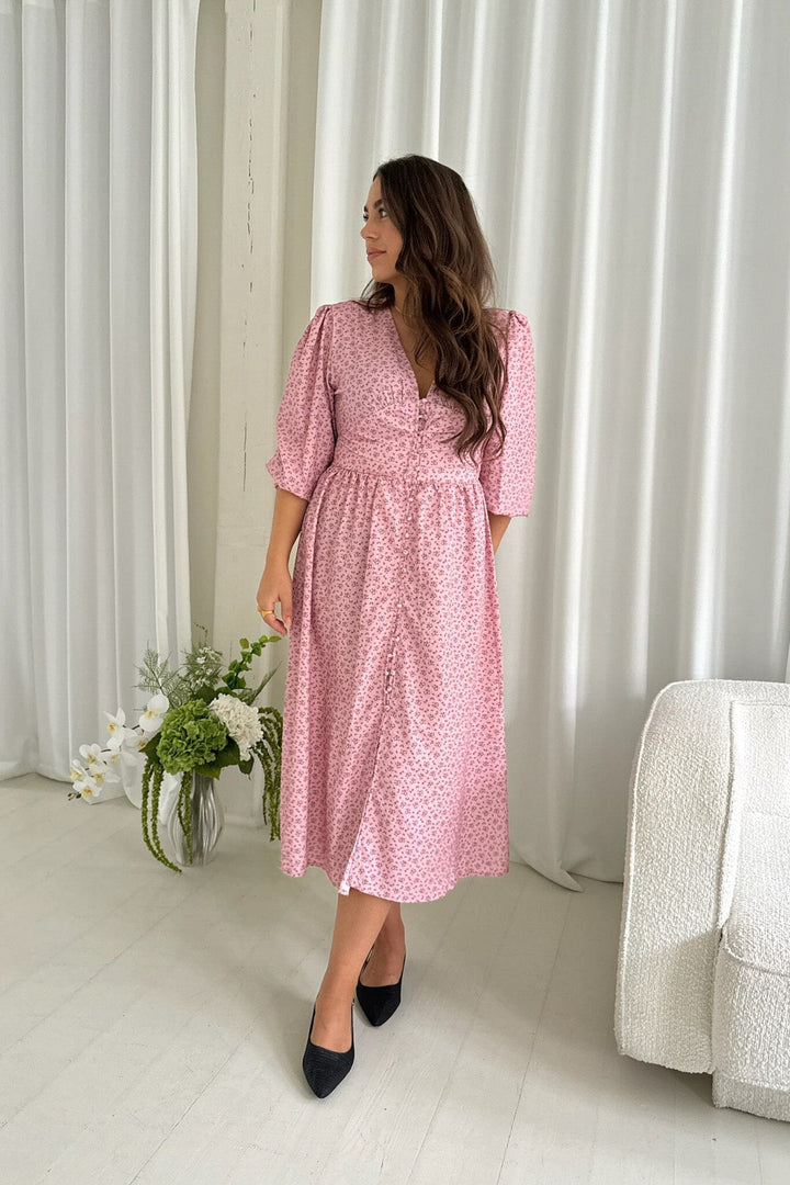 Forudbestilling - BYIC - Adelic Long Dress - pfsp Pink Flower Stem Print Kjoler