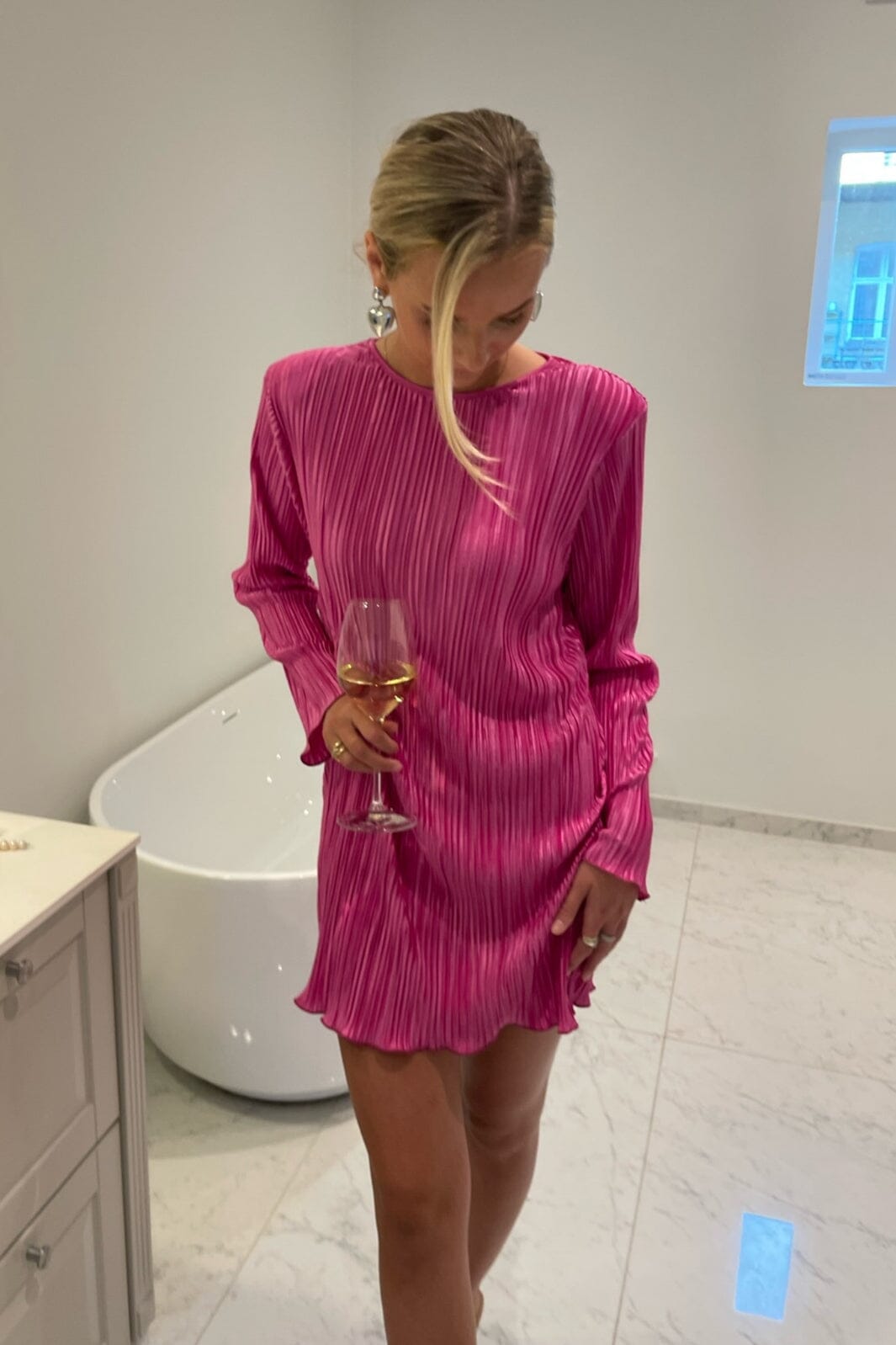 Forudbestilling - BYIC - Kellyic Plissé Dress - Fuchsia Pink Kjoler