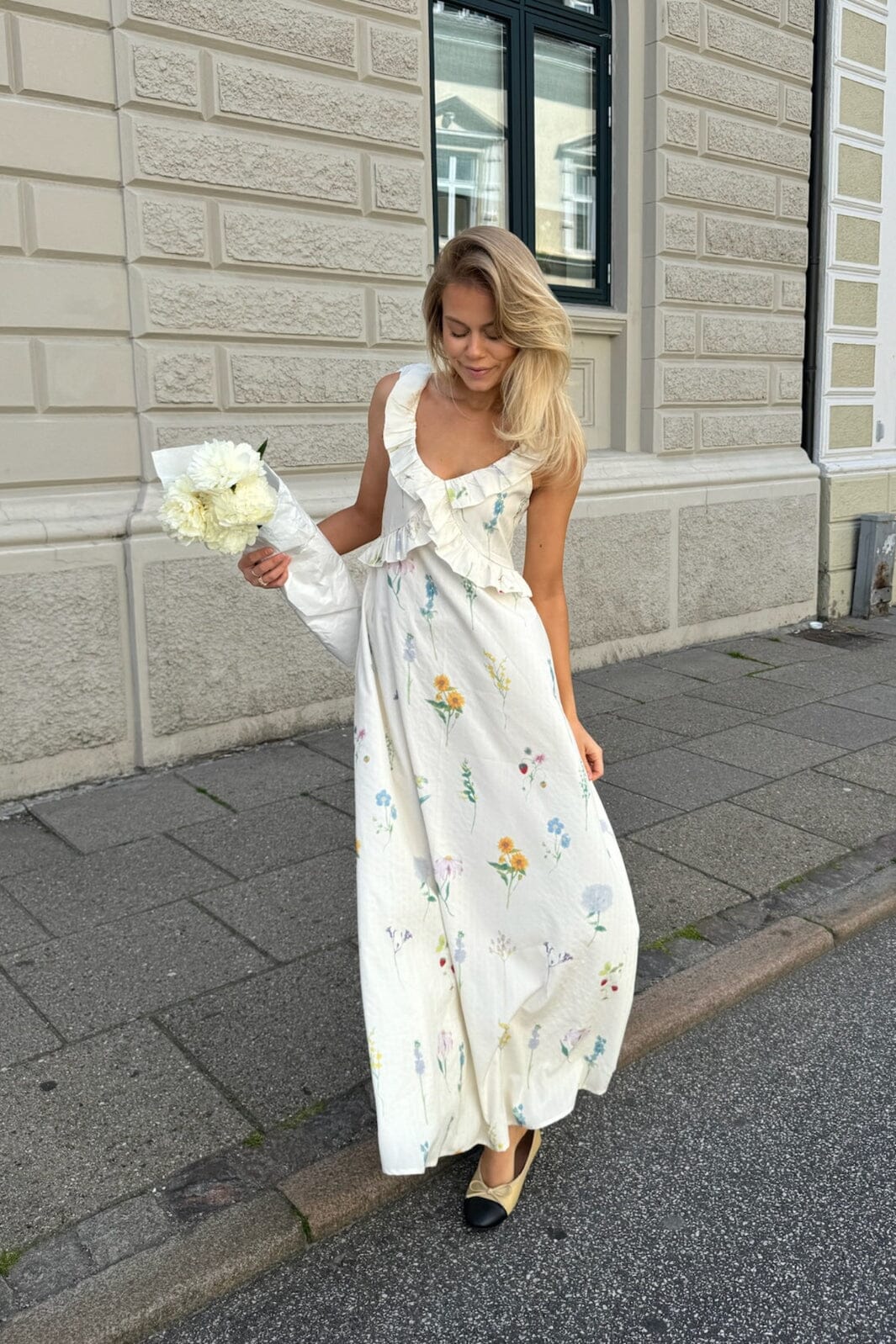 Forudbestilling - BYIC - Melbaic Dress - owfp Off White Flower Print Kjoler
