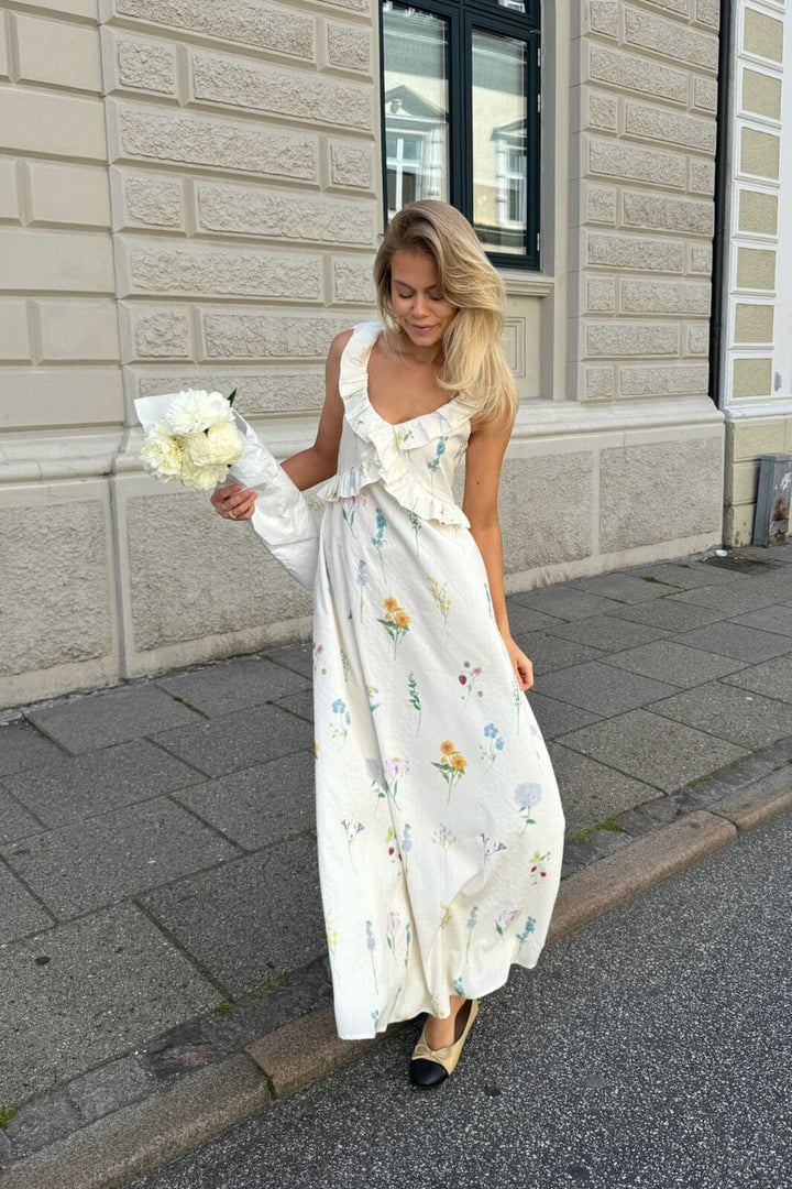 Forudbestilling - BYIC - Melbaic Dress - owfp Off White Flower Print Kjoler