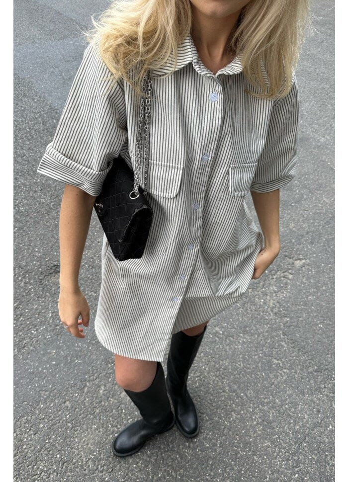 Forudbestilling - BYIC - Selda Shirt Dress - Dark Beige Woven Stripe Kjoler
