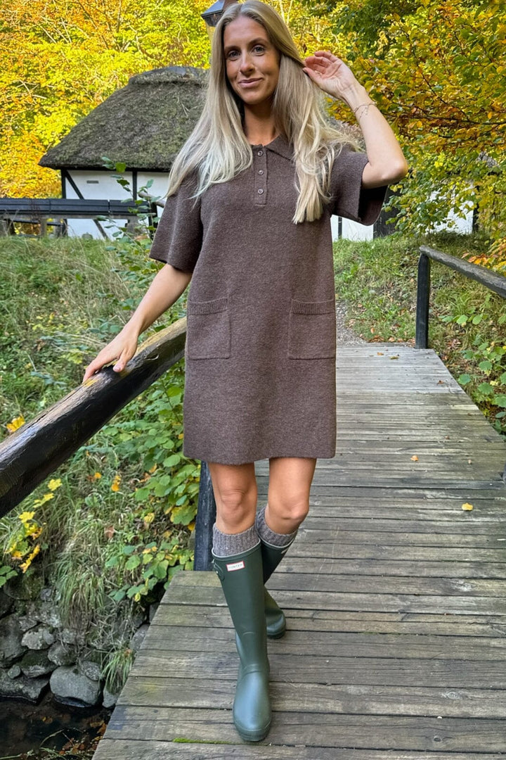 Forudbestilling - BYIC - Sific Knit Dress H097-3 - Dbrown Dark Brown Kjoler