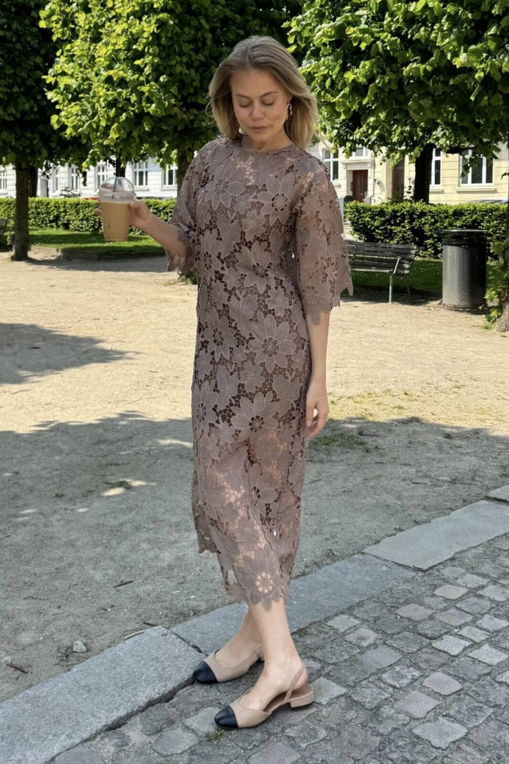Forudbestilling - BYIC x Molly&My - Klaraic Lace Long Dress - mocca Mocca Kjoler