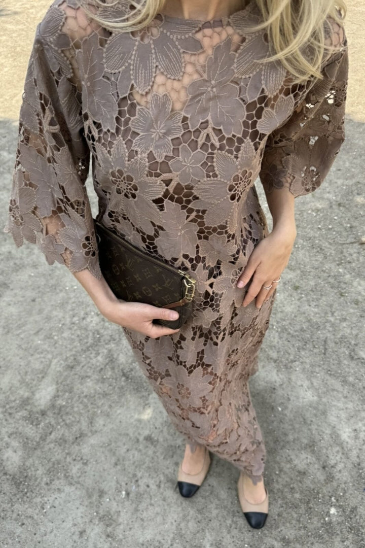 Forudbestilling - BYIC x Molly&My - Klaraic Lace Long Dress - mocca Mocca Kjoler