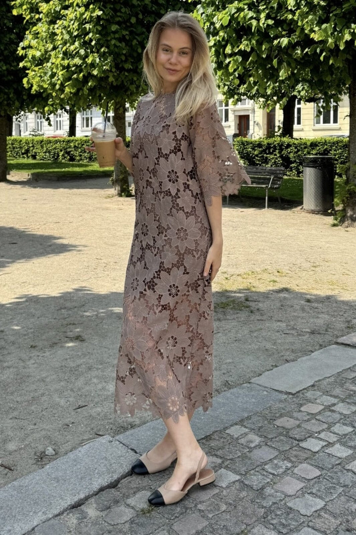 Forudbestilling - BYIC x Molly&My - Klaraic Lace Long Dress - mocca Mocca Kjoler