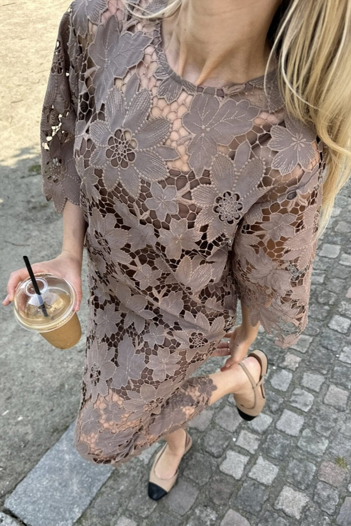 Forudbestilling - BYIC x Molly&My - Klaraic Lace Long Dress - mocca Mocca Kjoler