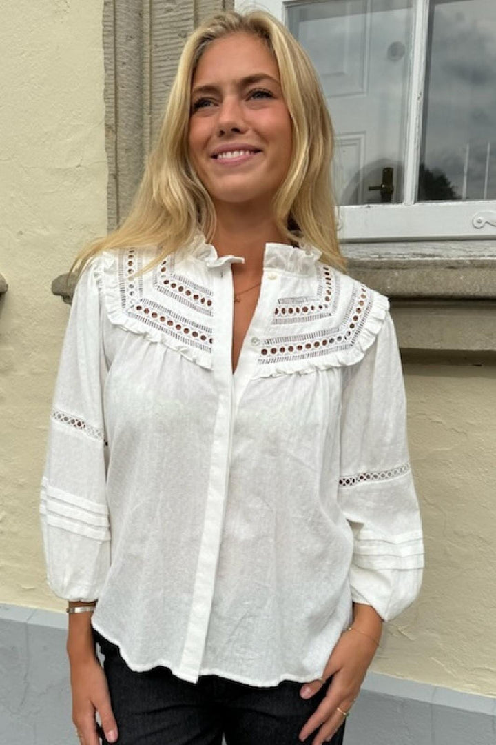 Forudbestilling - Continue - Sienna Emb - White Bluser