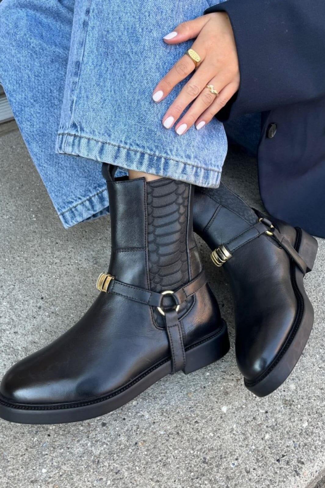 Forudbestilling - Copenhagen Shoes - Moments Of Life 2 (Gold Trim) - 0001 Black Støvler