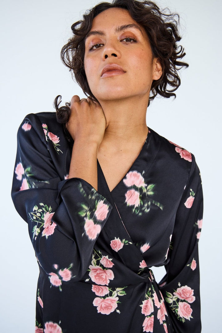 Forudbestilling - Ichi - Ixrose Dr - 205101 Black W/ Pink Kjoler