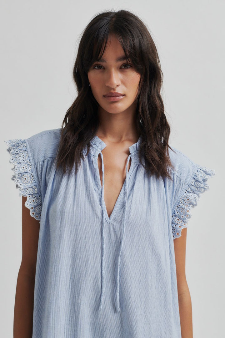 Forudbestilling - Second Female - Laure Dress 59715 - Light Blue Stripe Kjoler