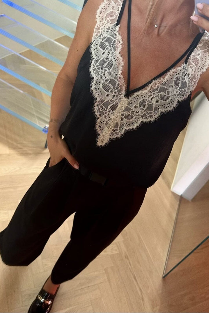 Forudbestilling - Valentin Studio - String Contrast Top - Black (April/Maj) Toppe