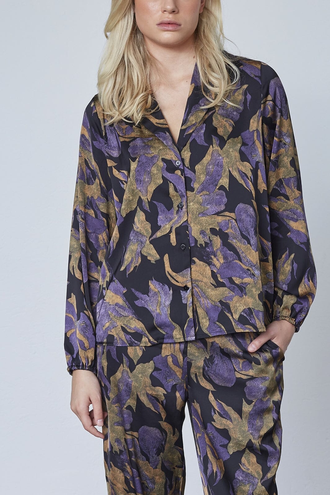 Love & Divine - Love1422 19200 - 003 - Black Flower