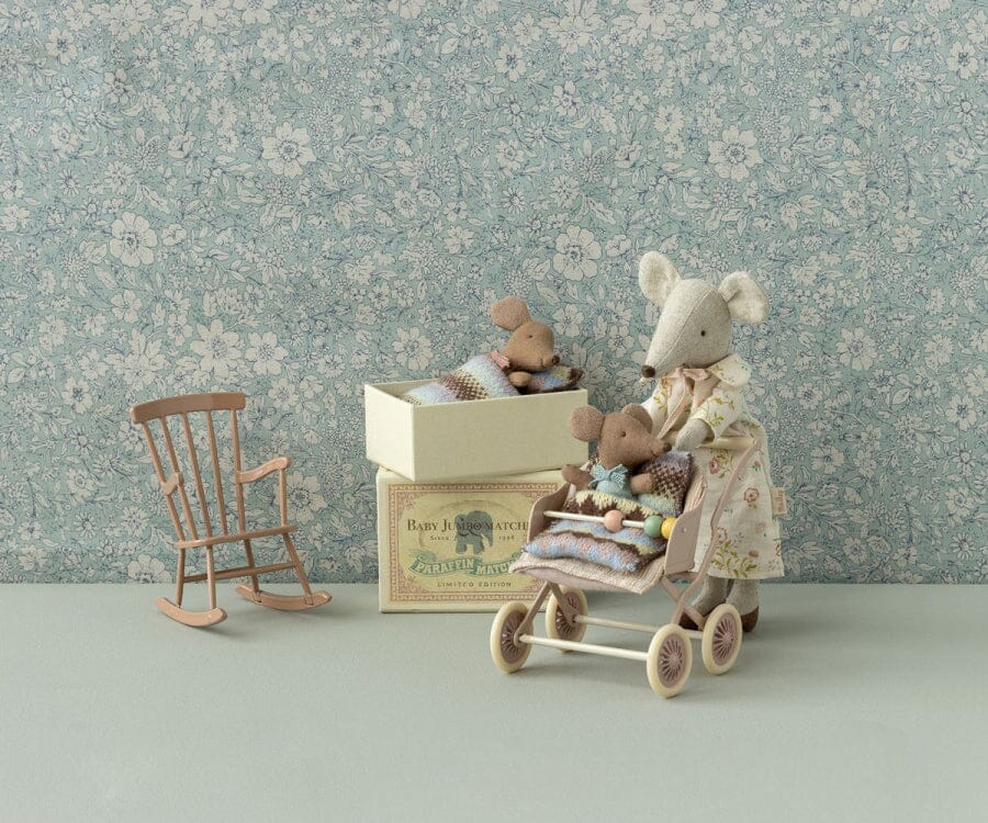 Maileg - Sleepy Wakey Baby Mouse In Matchbox - Rose Legetøj