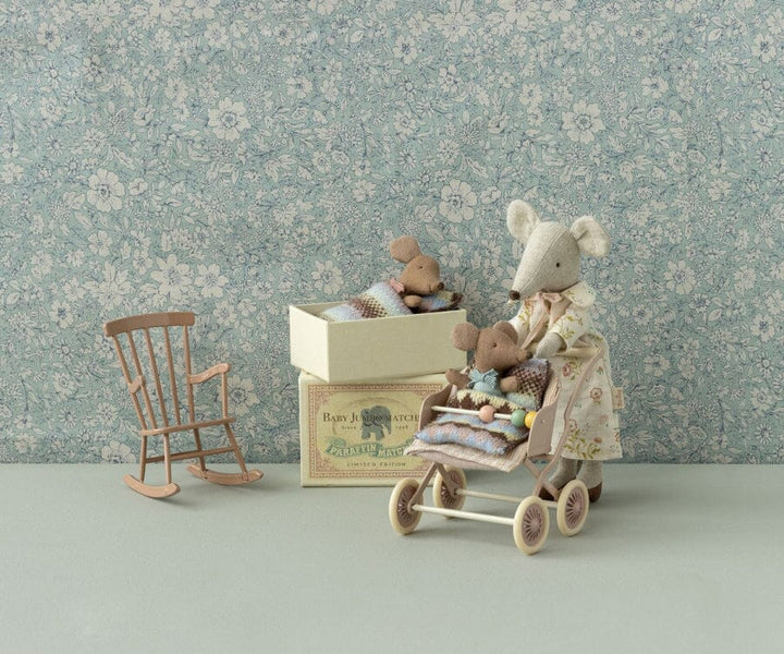 Maileg - Sleepy Wakey Baby Mouse In Matchbox - Rose Legetøj