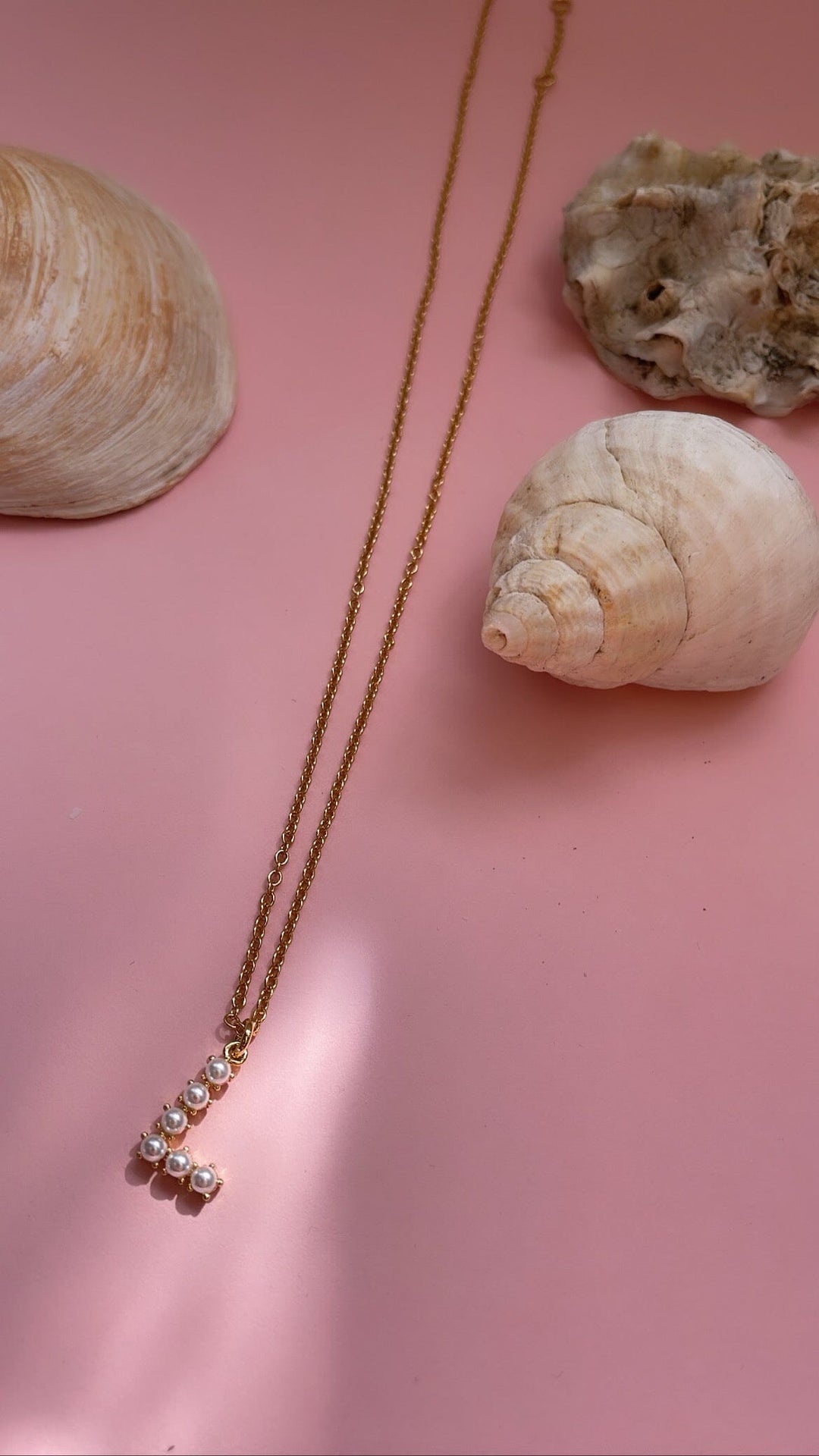 Mellow Moon - Pearl Letter Necklace - Forgyldt Halskæder