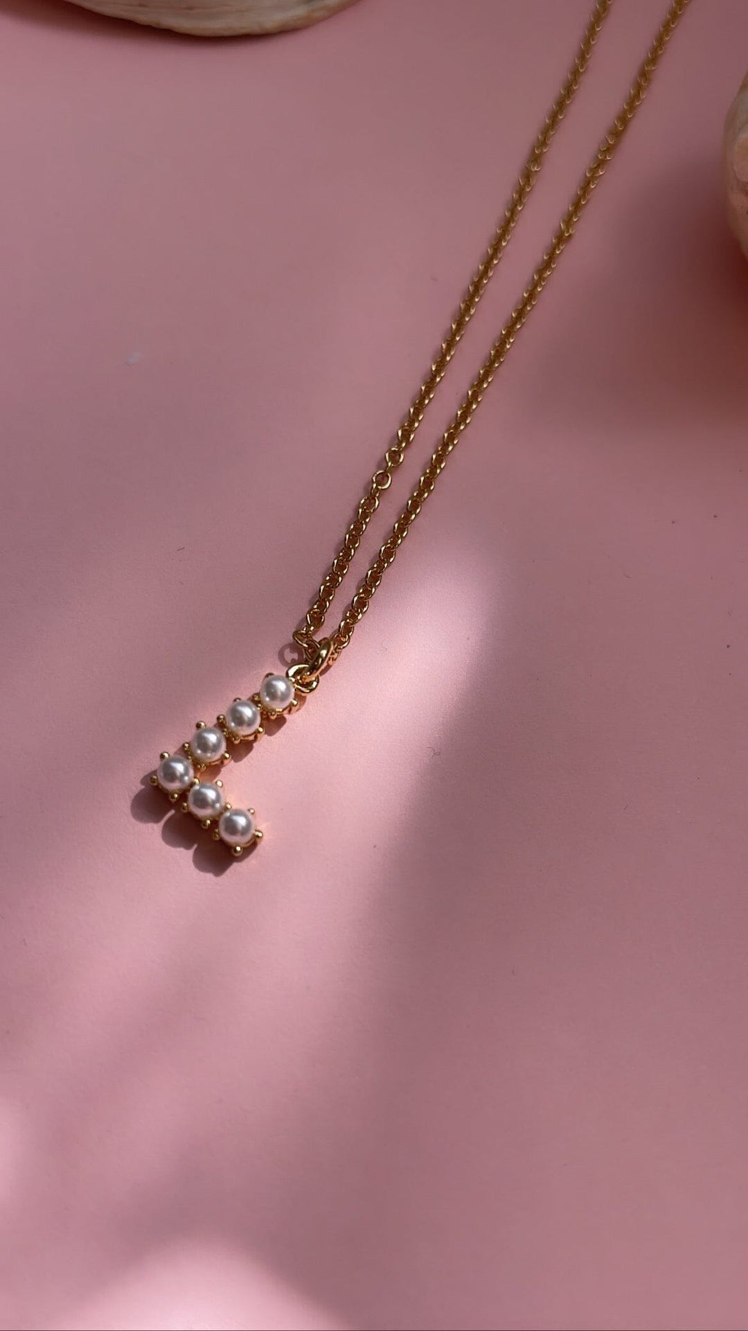 Mellow Moon - Pearl Letter Necklace - Forgyldt Halskæder