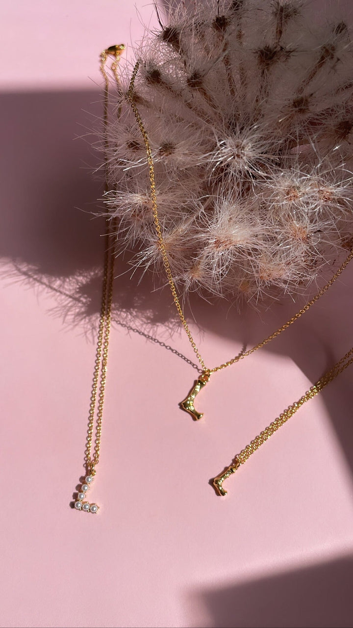 Mellow Moon - Pearl Letter Necklace - Forgyldt Halskæder