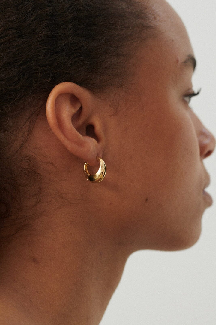 Pernille Corydon Jewellery - Mini Globe Huggies - Goldplated Øreringe