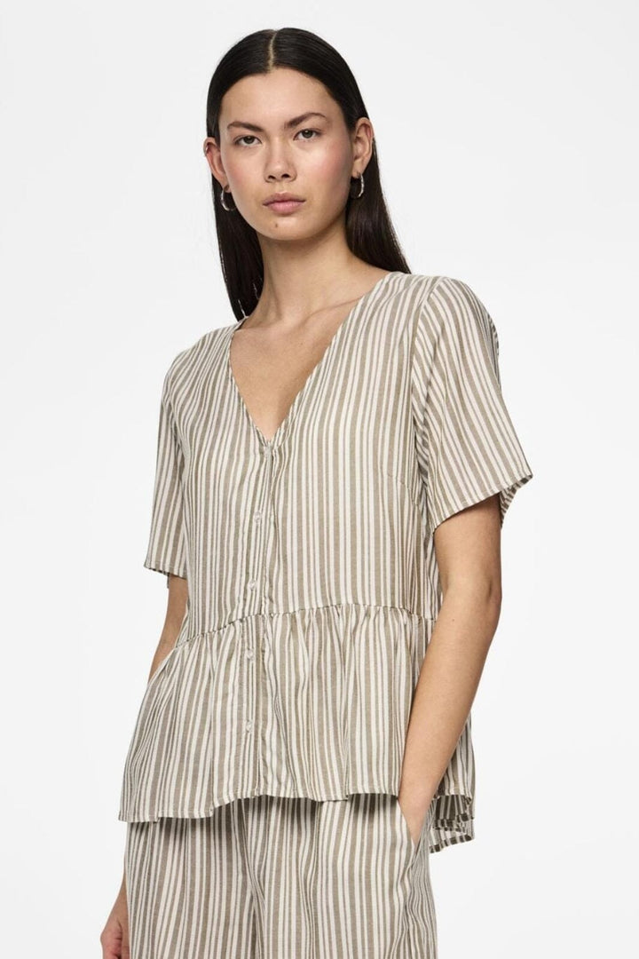 Pieces - Pcalvina Ss Button Down Top - 4472372 Laurel Oak Cloud Dancer Toppe