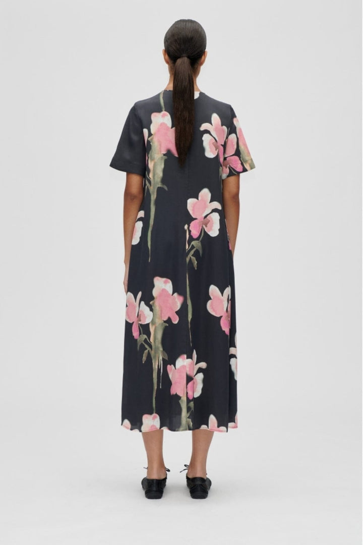Stine Goya - 2263 Dry Viscose, Flowy Short Sleeve Midi Dresssg-aw25-d164-2263 - Melting Flowers