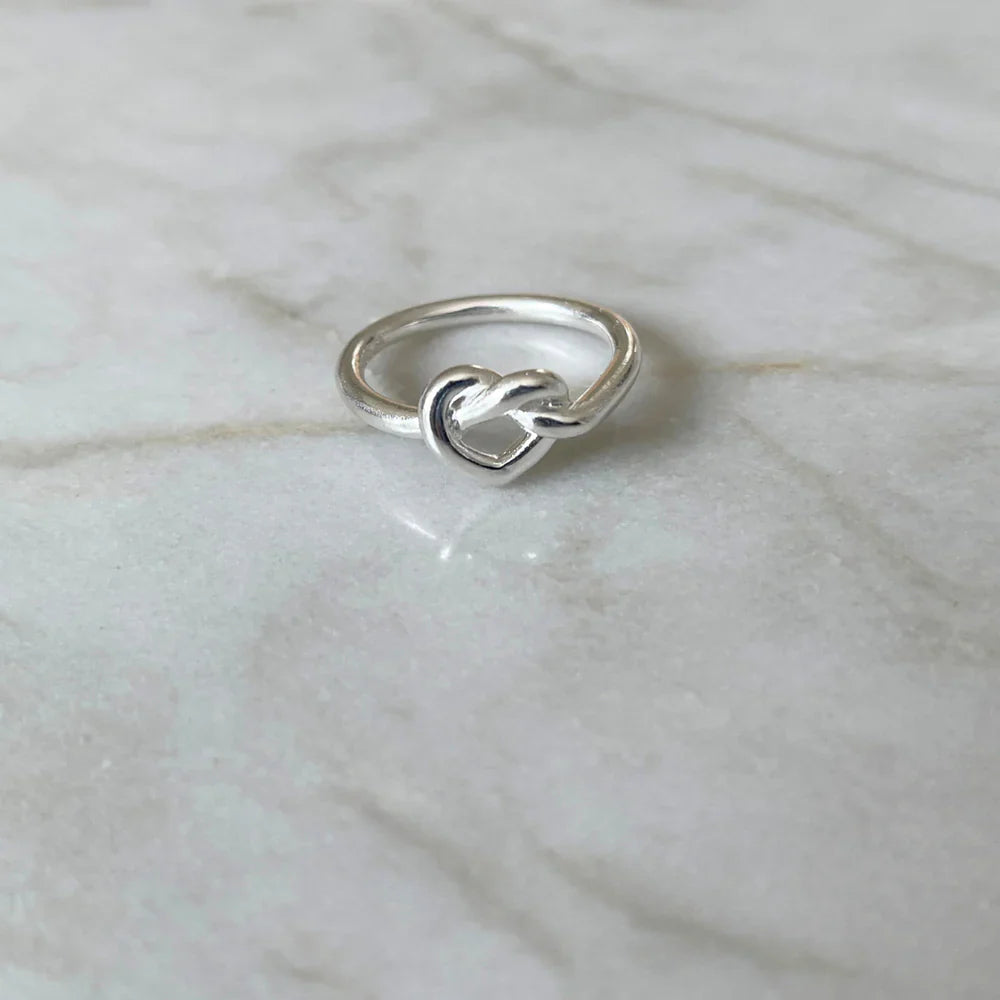 Jane Kønig - Big Tied Heart Ring BTHR-AW25-S_54 - Ring