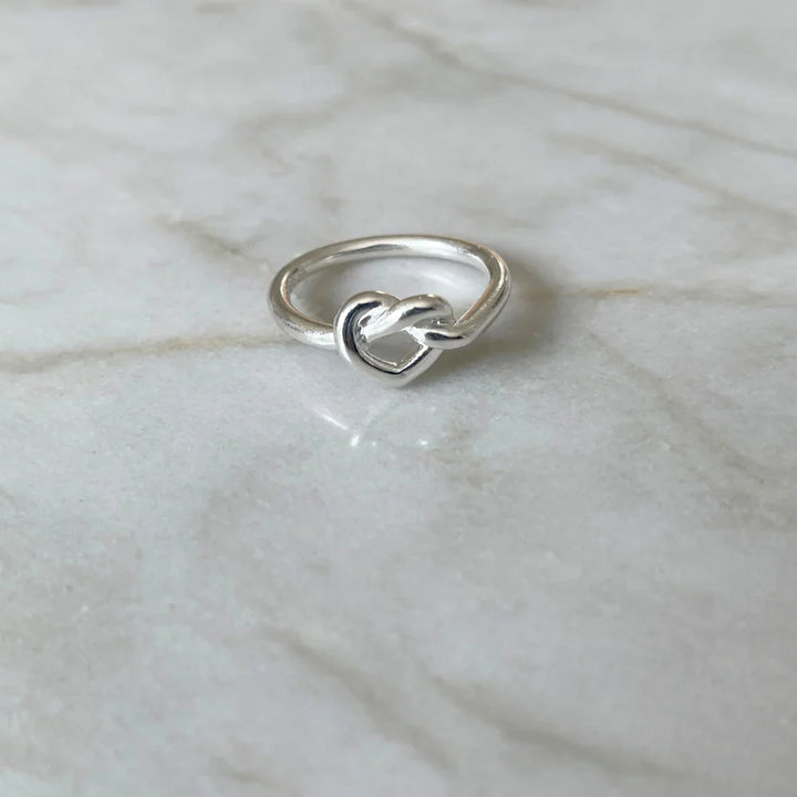 Jane Kønig - Big Tied Heart Ring BTHR-AW25-S_54 - Ring