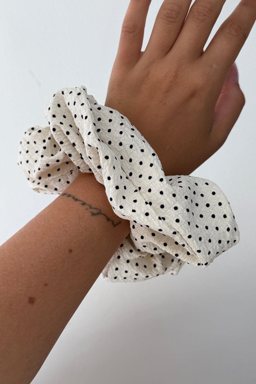 A-bee - Tilda Scrunchie - White Hårelastikker 