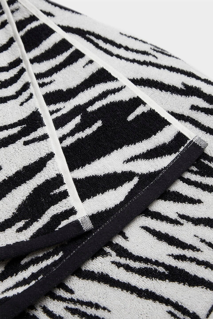 Lala Berlin - Beach Towel Batu 10021194 - White Black Tiger Håndklæder 