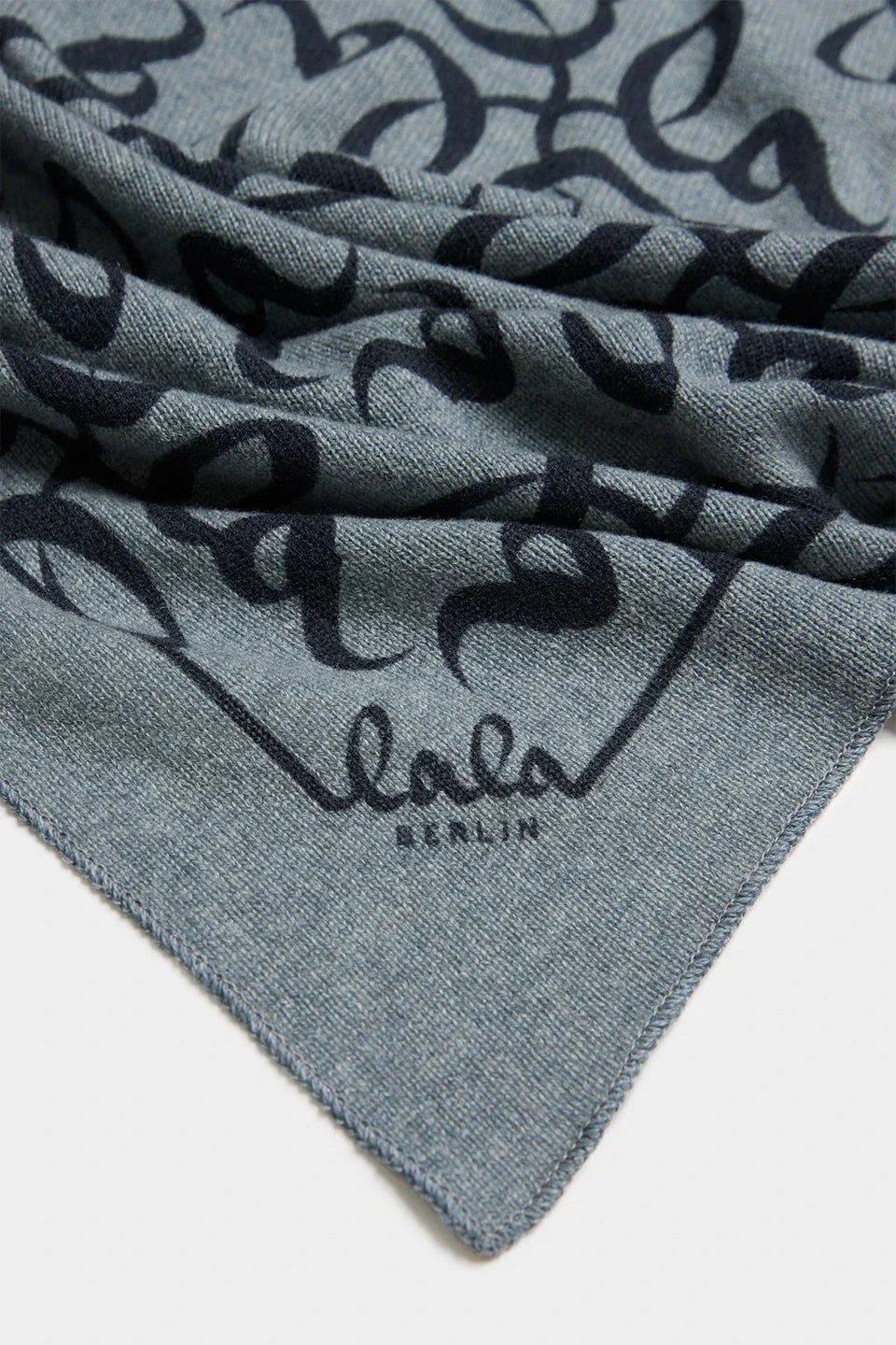 Lala Berlin - Triangle Lalagram M 10025581 - Tempesta Tørklæder 