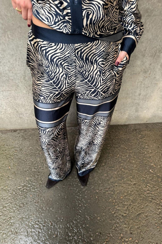 Love & Divine - Love1024-60 19830 - 441 - Navy Zebra Bukser 