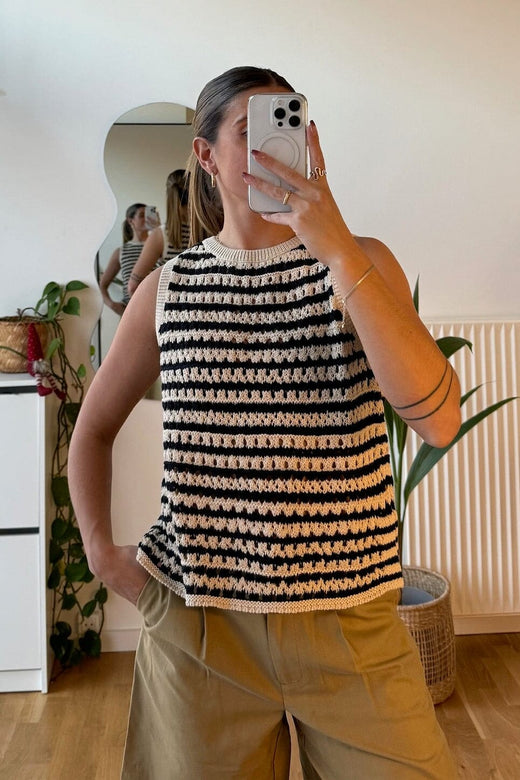 Modström - Vestermd Stripe Top 59055 - 11516 - Navy Summer Sand Strikbluser 