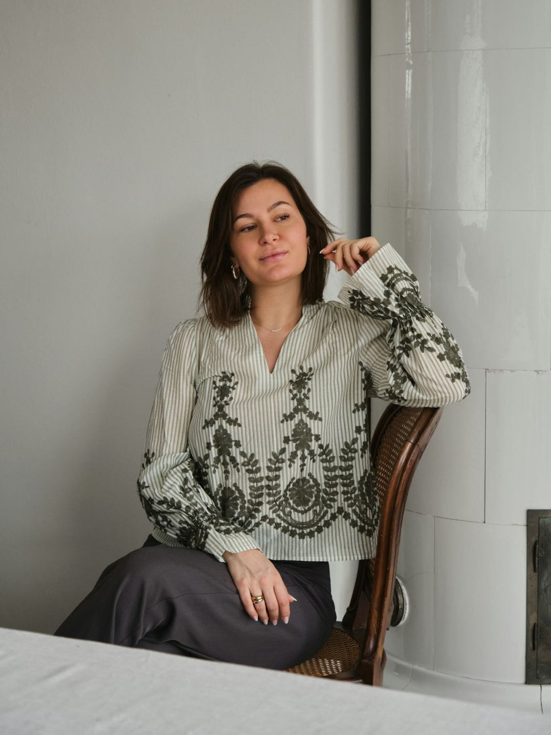 Neo Noir - Amara Stripe Emb Blouse 163363 - 723 - Dusty Green Bluser 