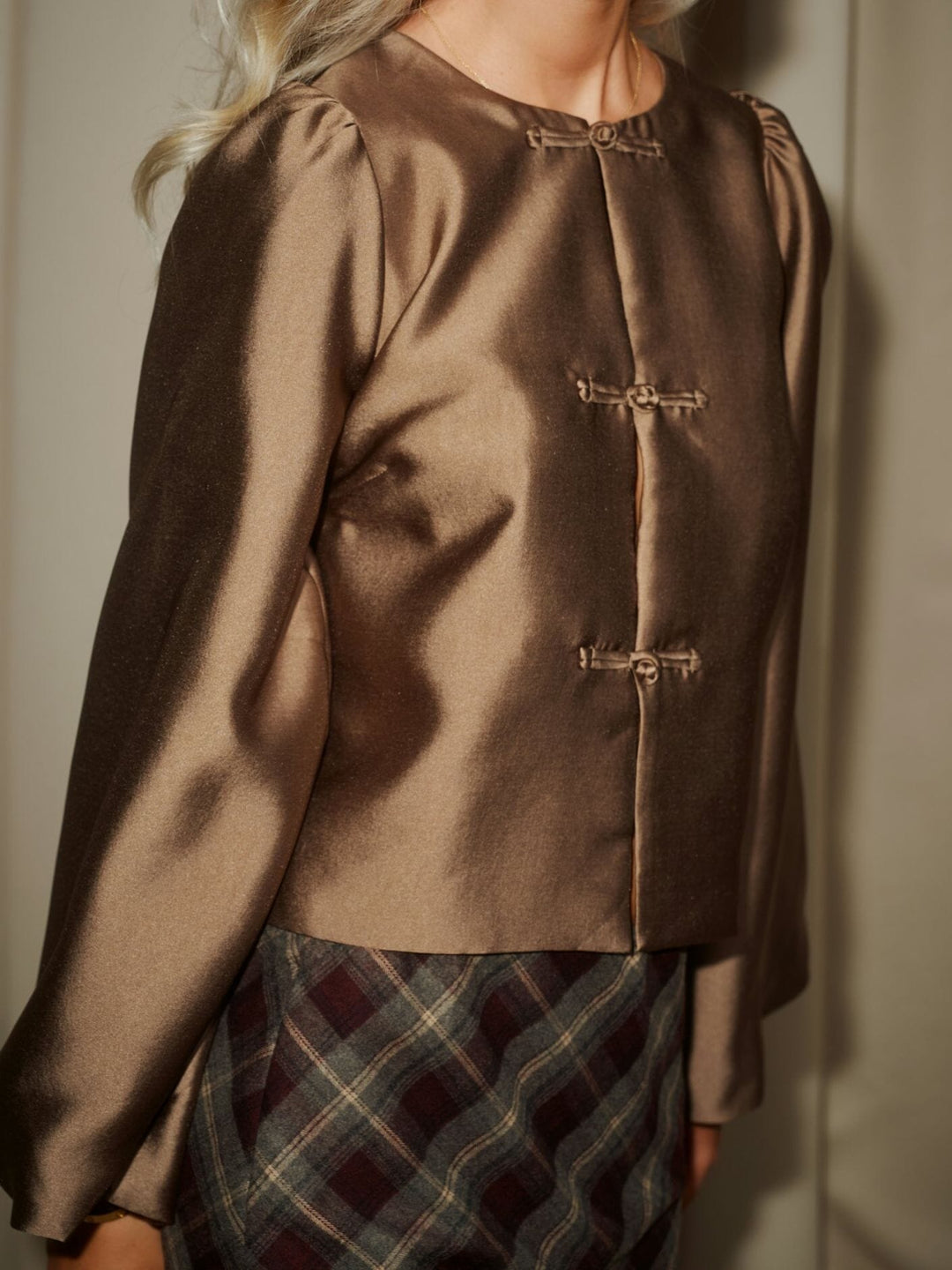 Neo Noir - Daliska Mandarin Satin Blouse 171187 - 811 - Dark Taupe Bluser 