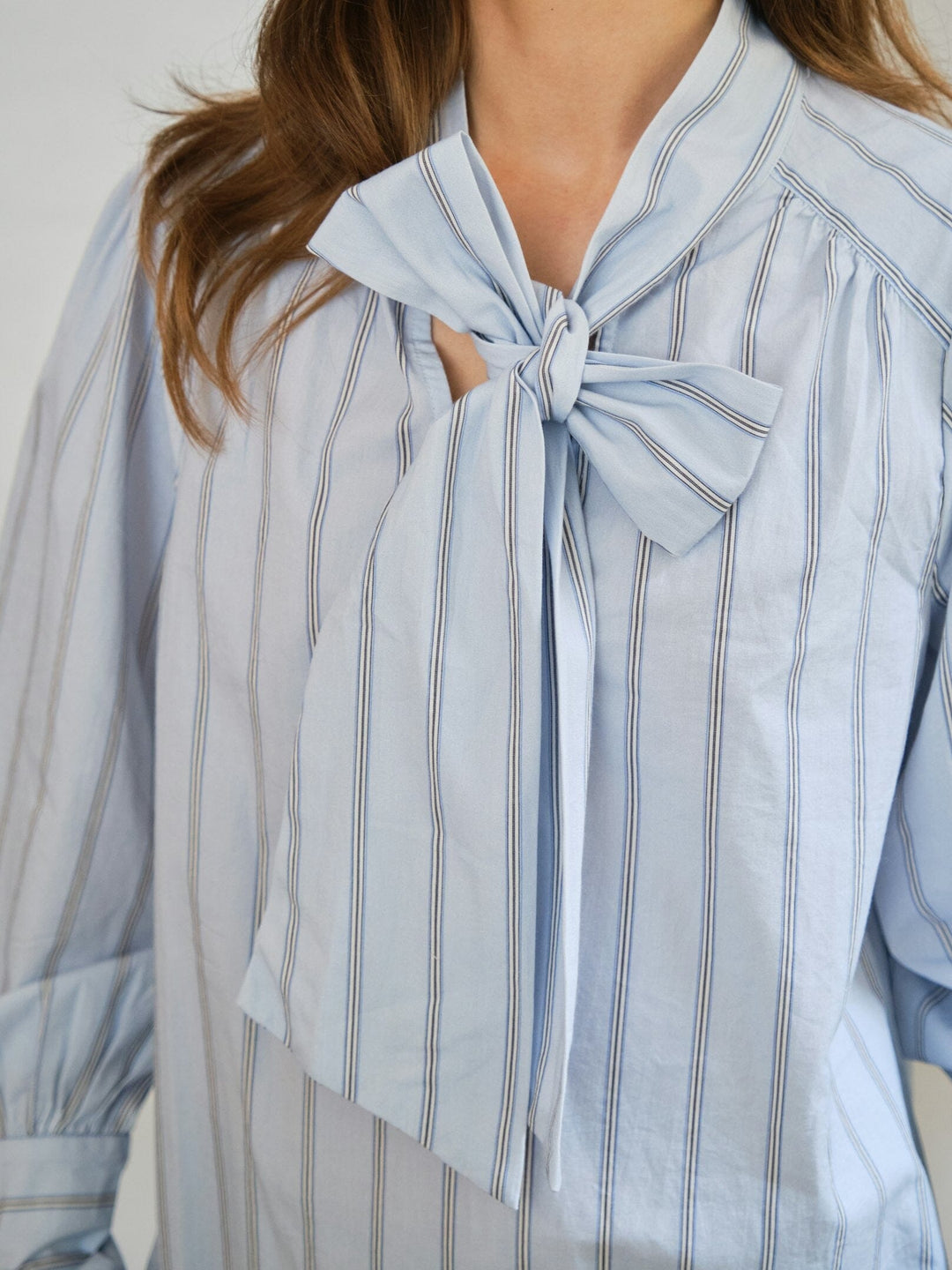 Neo Noir - Jaz Bow Stripe Blouse 166718 - 145 - Light Blue Skjorter 