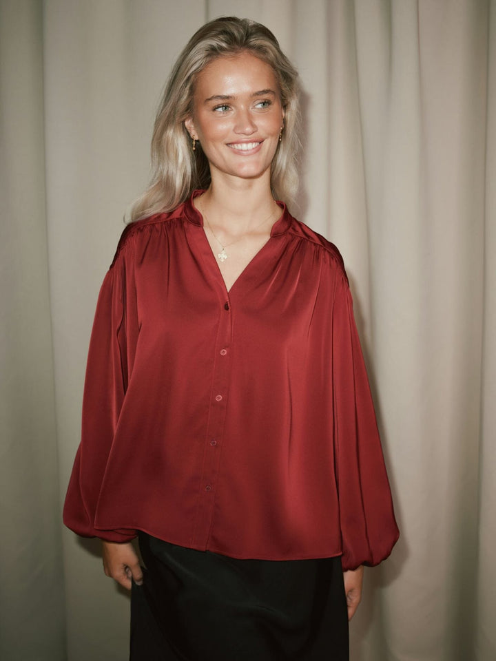 Neo Noir - Lunell Drapy Satin Blouse 171660 - 682 - Wine Bluser 