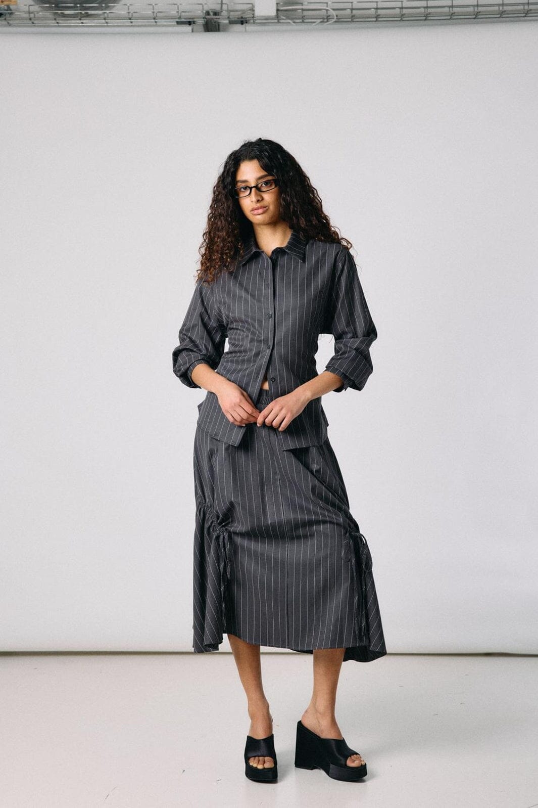 Noisy May - Nmjuniper String Detail Midi Skirt - 5175239 Charcoal Gray Pinstripe