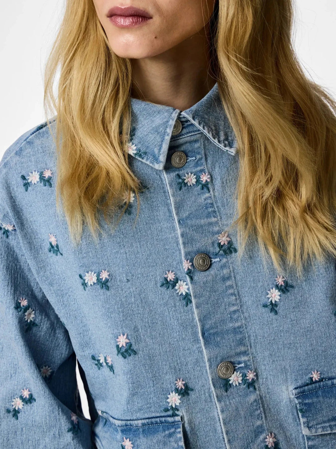 Pieces - Pcflora Ls Denim Emb Shirt - 5068169 Light Blue Denim Pink Flower Embroidery Skjorter 