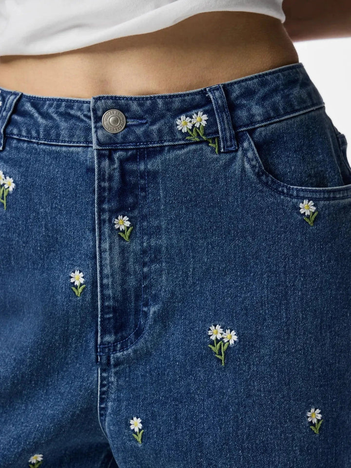 Pieces - Pcflora Straight Emb Jeans - 5068184 Medium Blue Denim White Flower Embroidery Jeans 