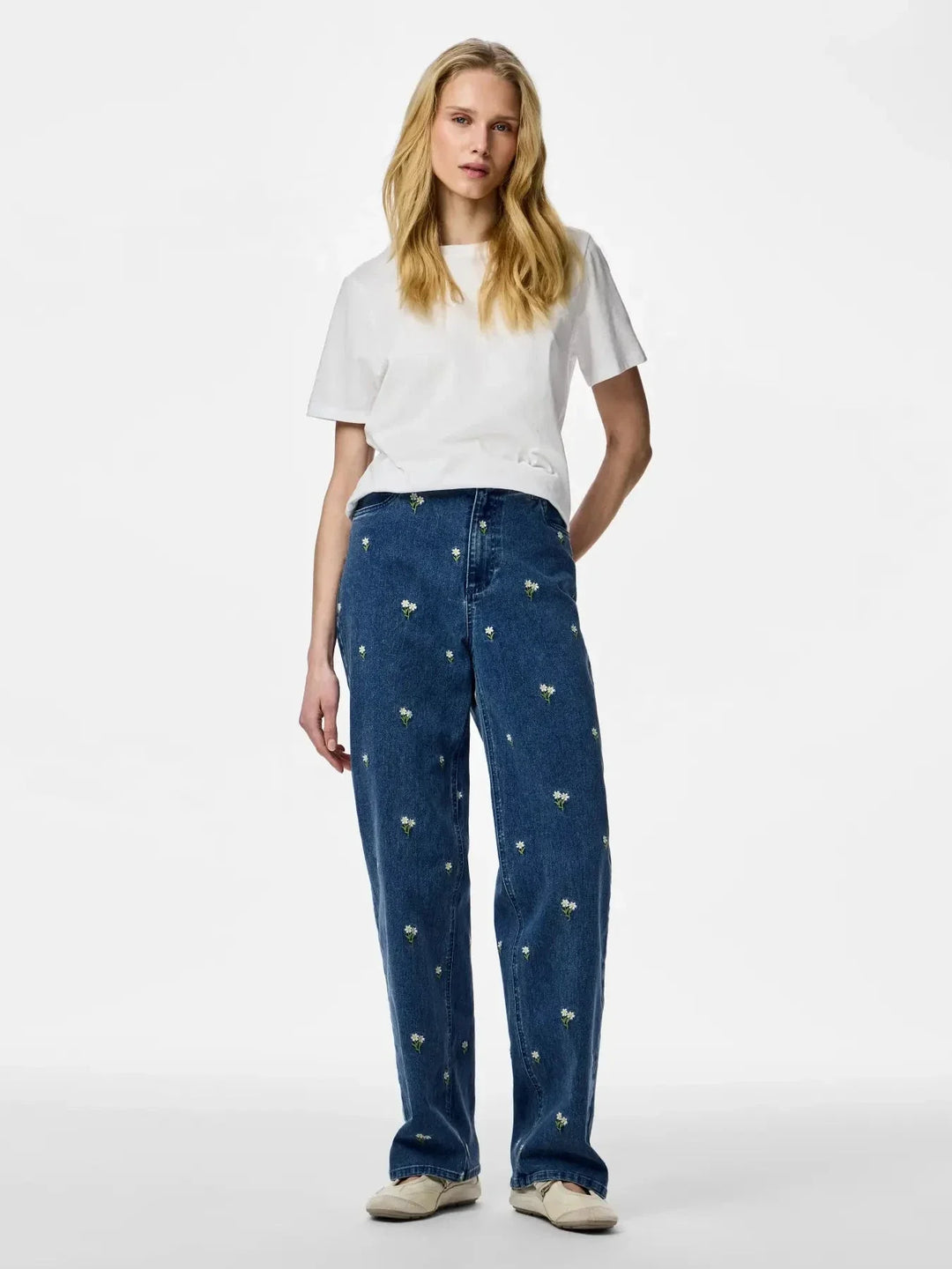 Pieces - Pcflora Straight Emb Jeans - 5068184 Medium Blue Denim White Flower Embroidery Jeans 