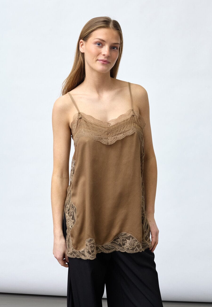 Sisters Point - Isolde-St 19584 - 225 - Hazelnut Toppe 